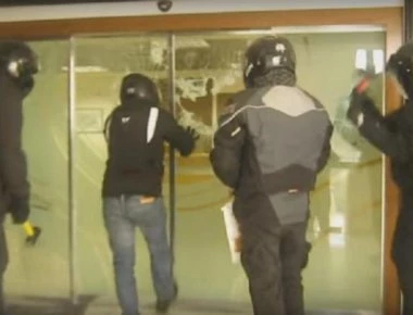Εισβολή του Ρουβίκωνα στο ΥΠΟΙΚ! - Έφτασαν στο γραφείο του Ε.Τσακαλώτου